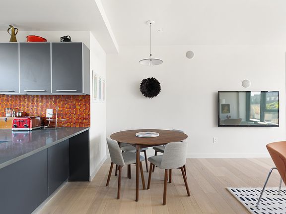 5th image of 70 Berry St #Pha