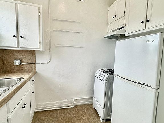 3rd image of 1647 W 11th St APT 208