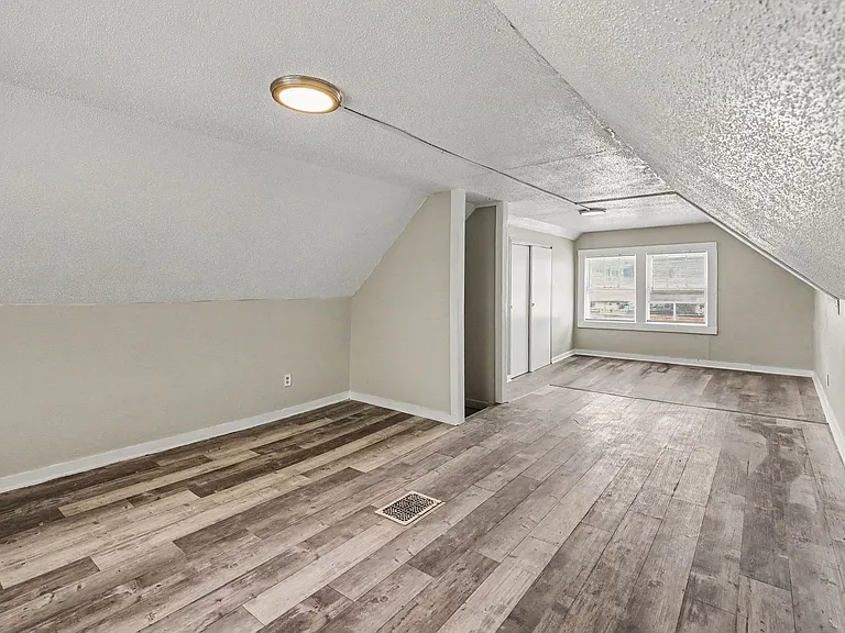3205 E 31st St — Photo 13