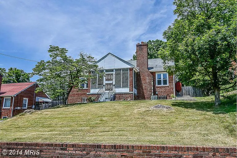 3102 Leslie Ave photo 1
