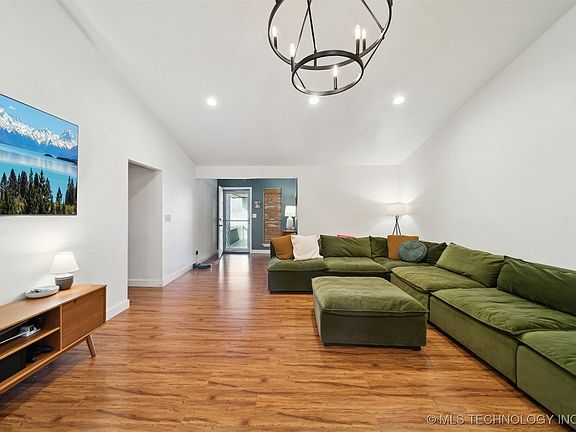 5th image of 3631 Oakwood Dr