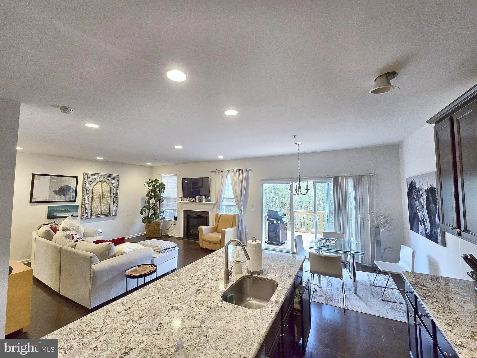 3 bed, 2.5 bath, 2228 sqft, $3,200 — Photo 4