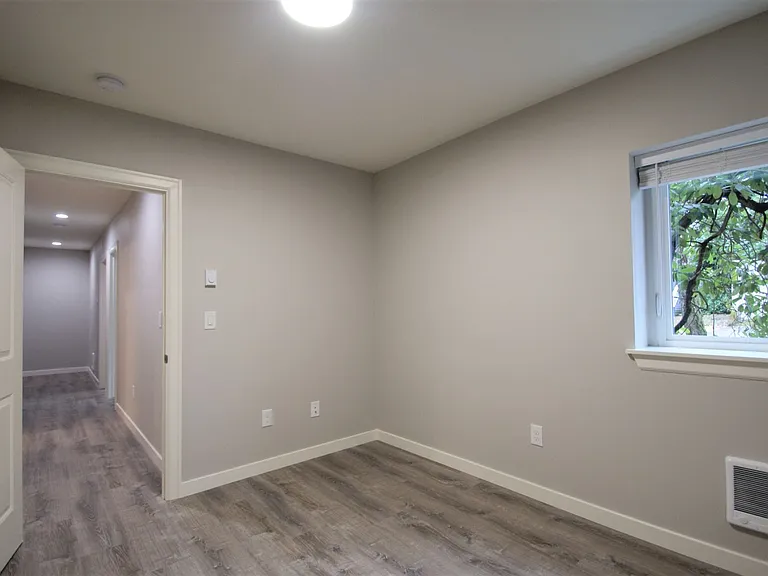 1608 E Republican St — Photo 17