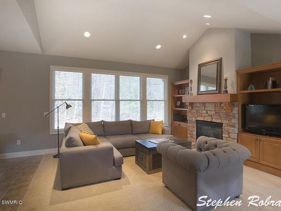 4th image of 4733 Firefly Dr NE