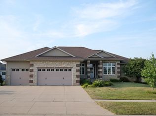 1530 Hunters Field Ln, Marion, IA 52302