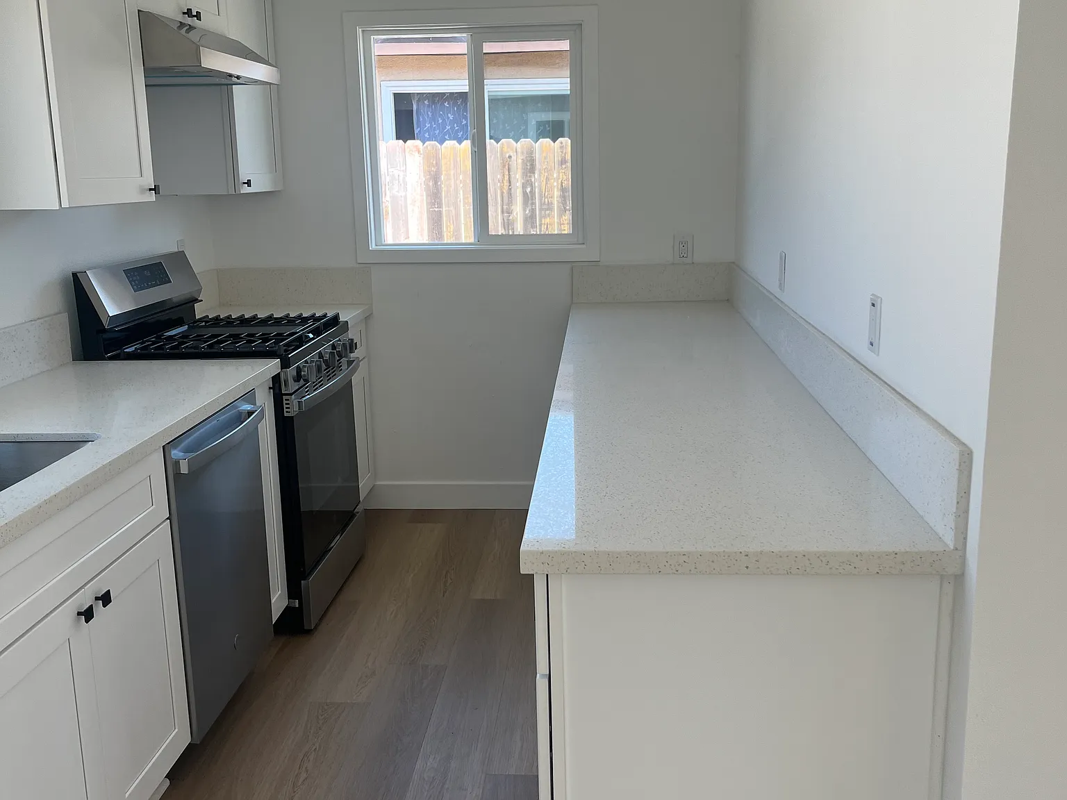 2 bed, 890 sqft, $4,000 — Photo 3