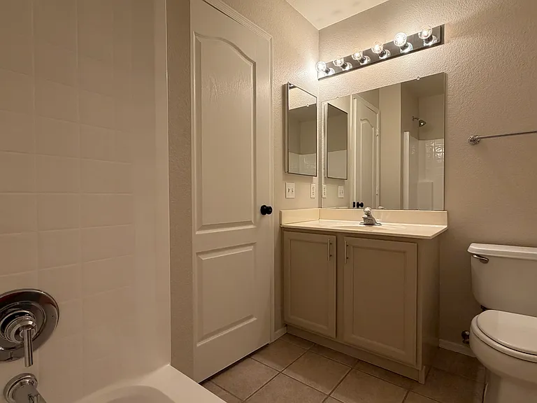 Refinished full guest bath