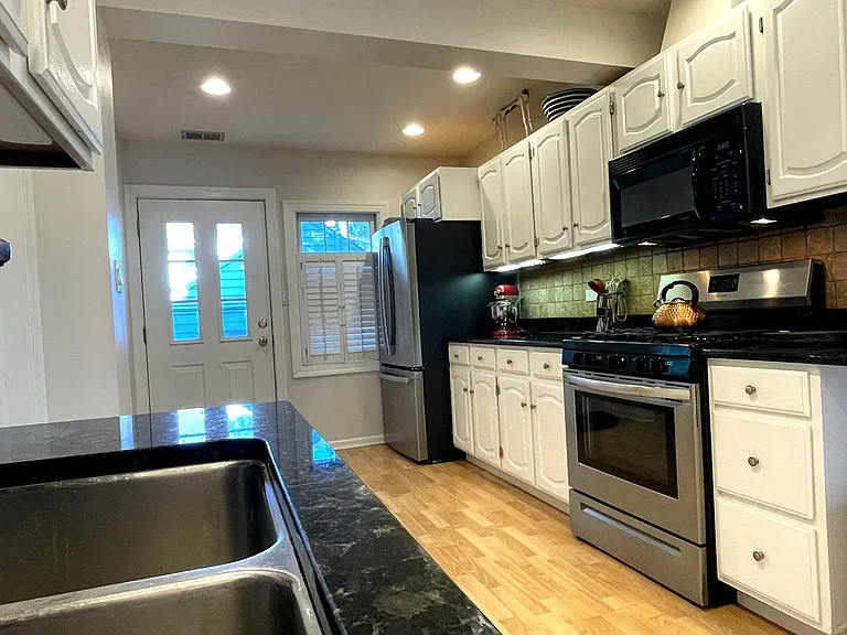 Iroquois Dr — Photo 17