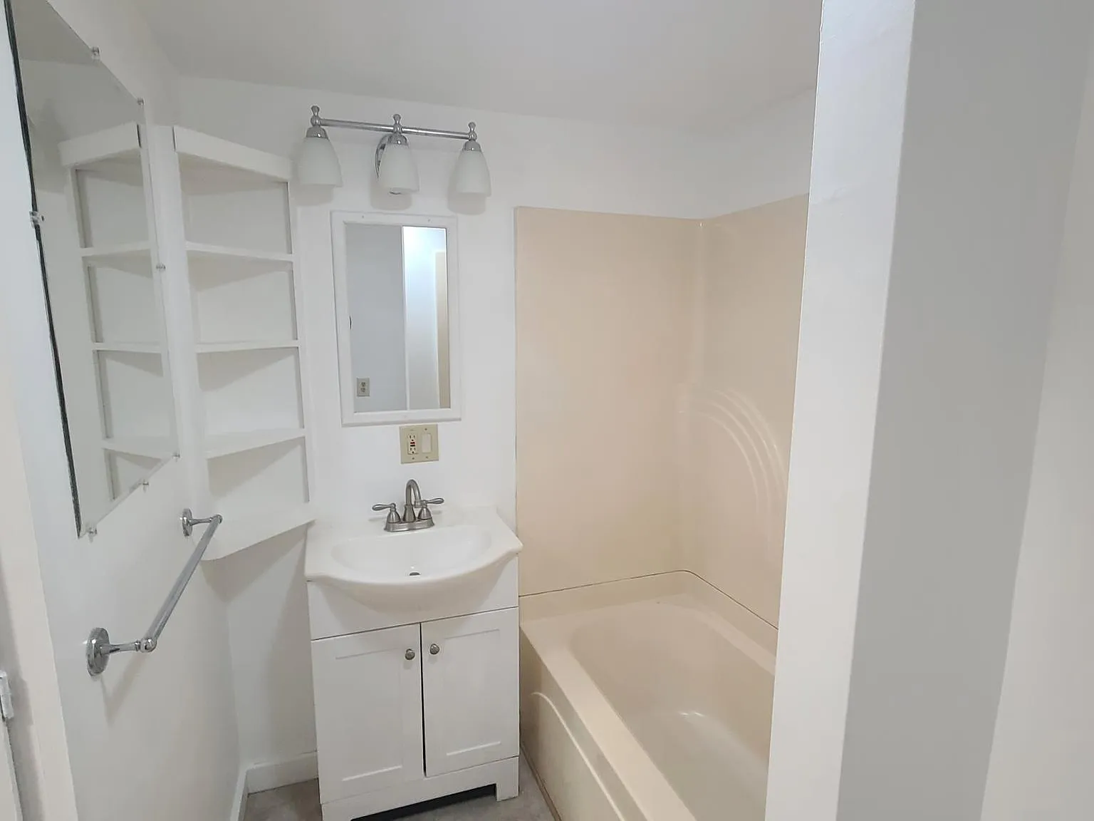 2 bed, 1000 sqft, $2,000 — Photo 4