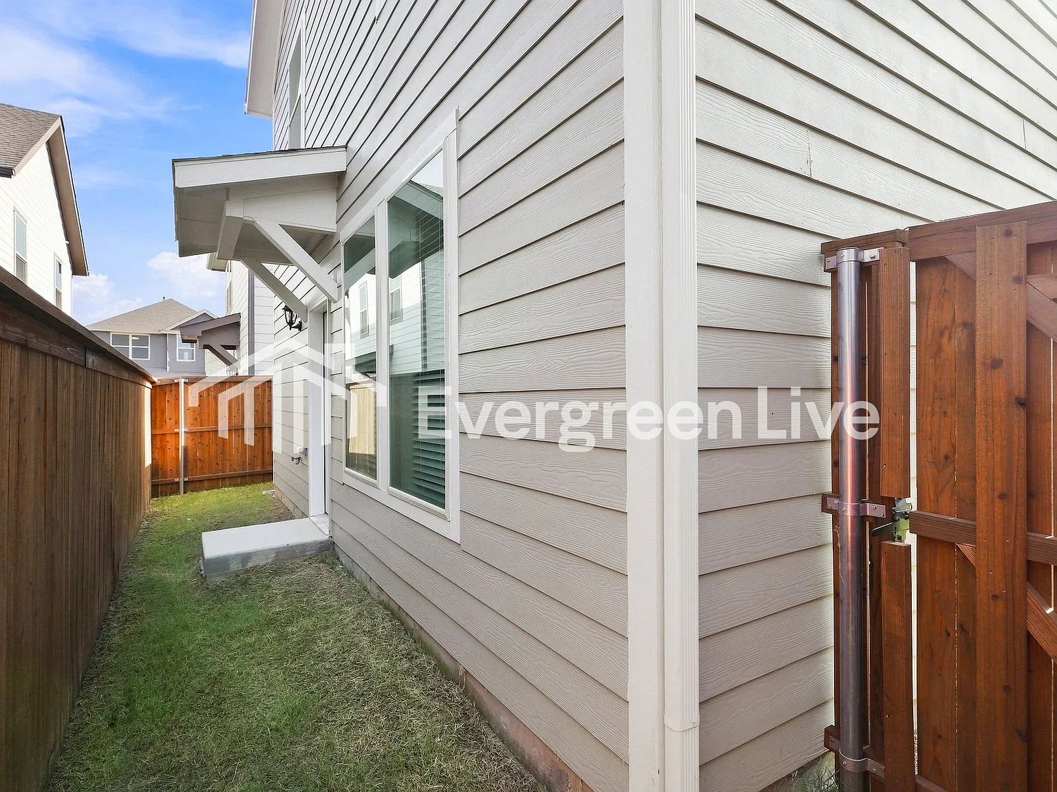 3 bed, 2.5 bath, 1600 sqft, $2,345 — Photo 2
