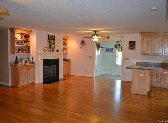 3rd image of 196 E Meadowview Dr
