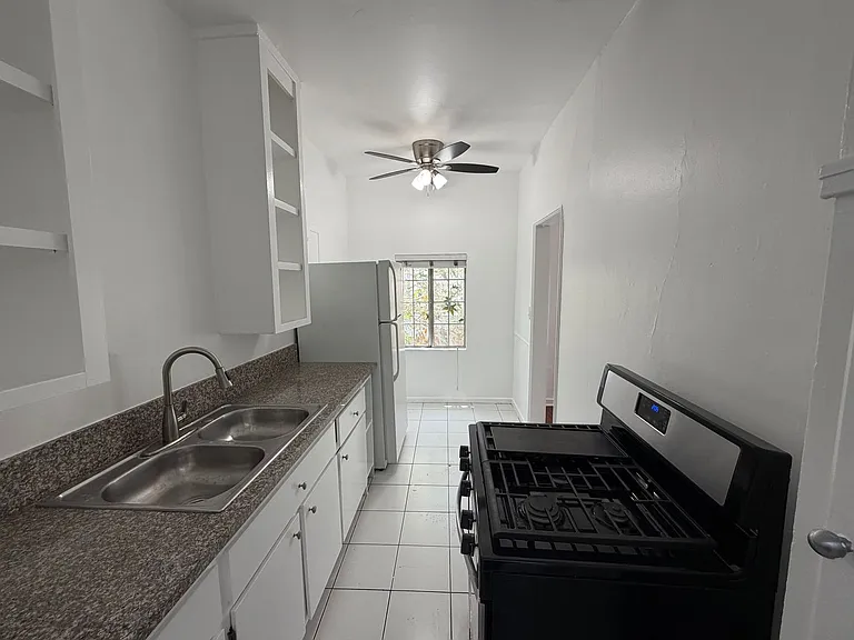 512 N Alexandria Ave — Photo 6