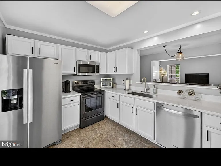 9320 Garst Dr — Photo 16