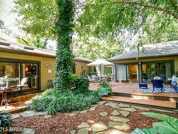 An Outdoor Oasis for Relaxing and Entertaining