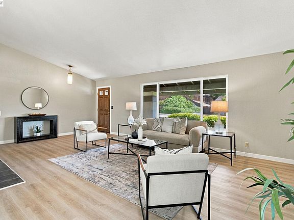 4th image of 1118 Farmington Way