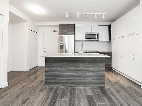 3rd image of 13963 Boulevard 110 #105