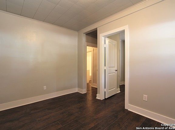 4th image of 330 Sharmain Pl