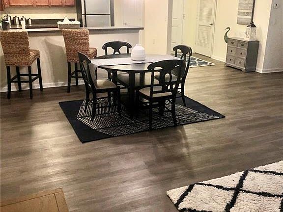 4th image of 980 Southmoor Dr #204