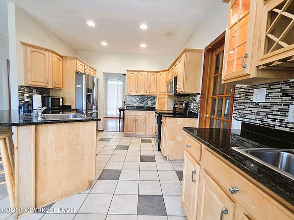 4th image of 392 Hemlock Dr