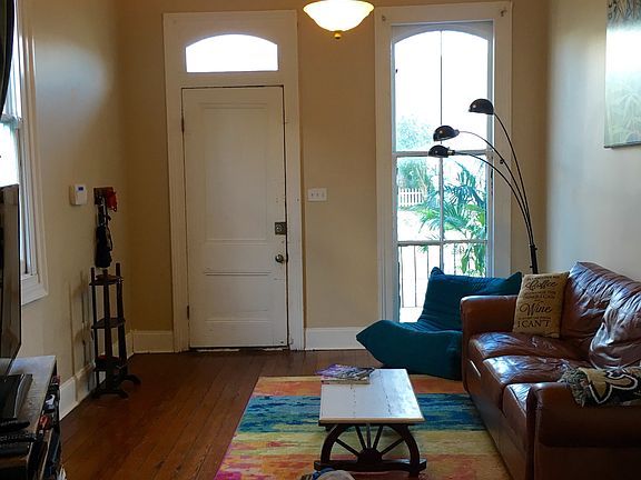 Living room (large window view)