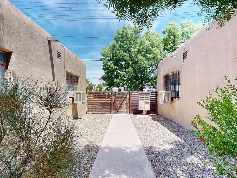 Nicely Updated 1 Bedroom Apts in Beautfiul Downtown Courtyard Complex — Photo 17
