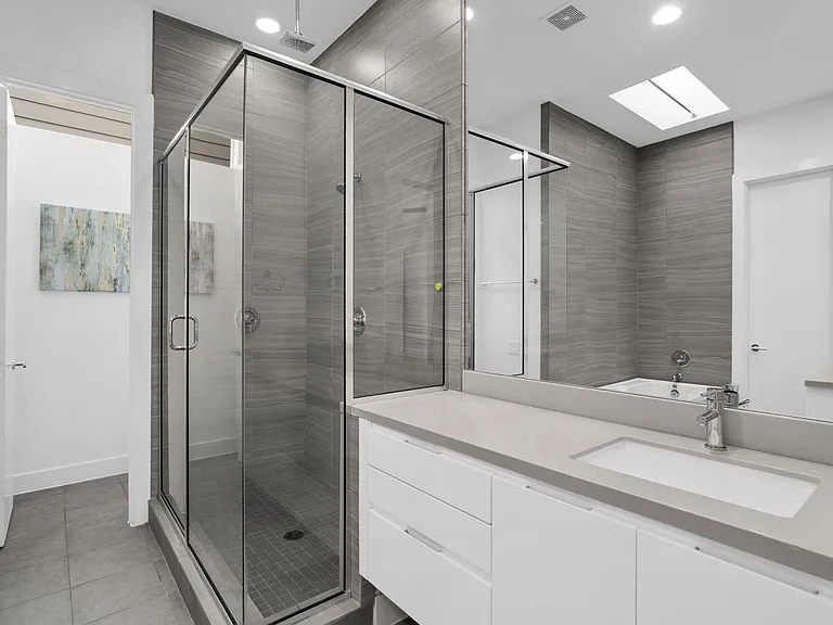1159 W 18th St — Photo 36