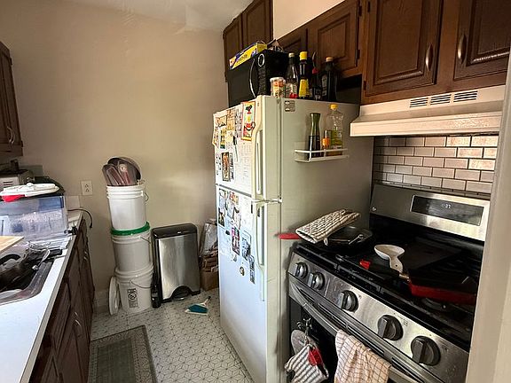 5th image of 97 Strathmore Rd APT 10