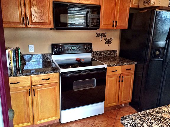 Kitchen w/ granite counters