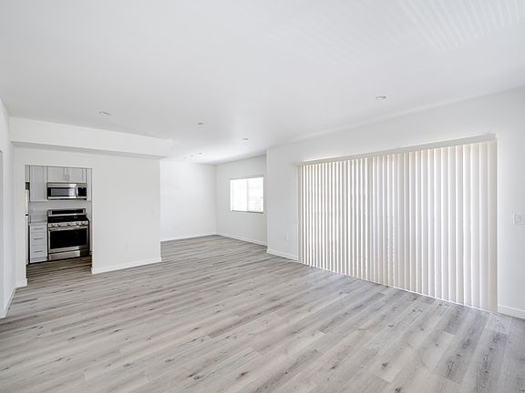 5th image of 14526 Hartland St #308