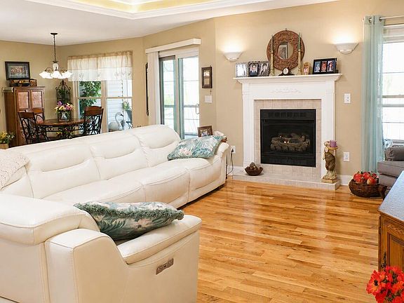 5th image of 459 Woodgate Dr
