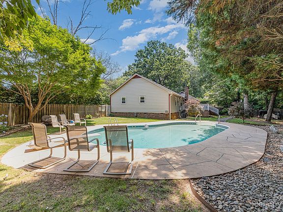 3rd image of 2907 Gateshead Ct