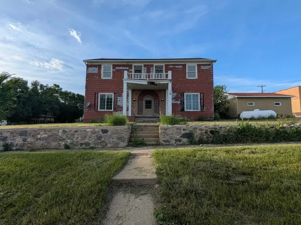 122 3rd St NW, Kenmare, ND 58746