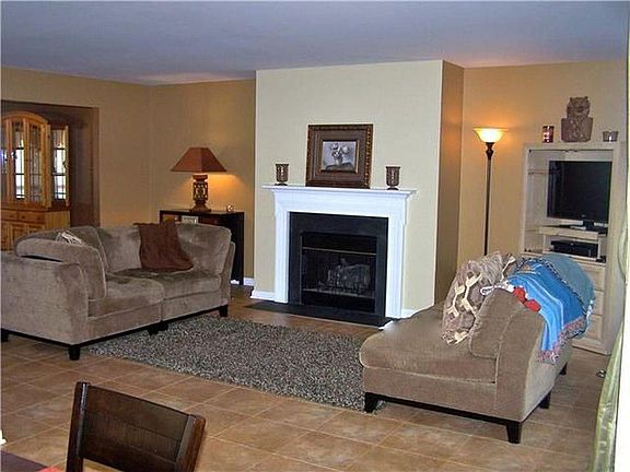 4th image of 2924 Burtonwood Dr