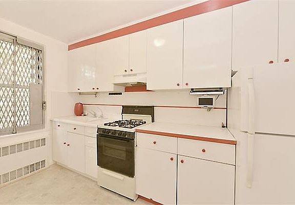 3rd image of 6505 Yellowstone Blvd APT 3E