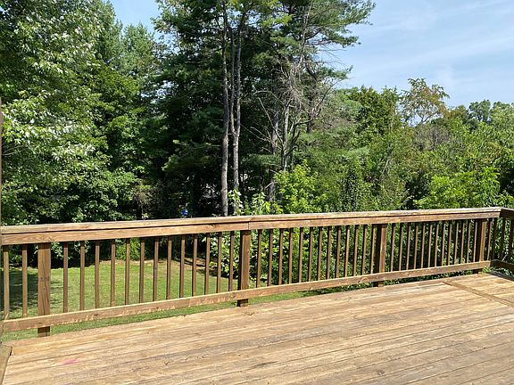 Deck off dining-kitchen area