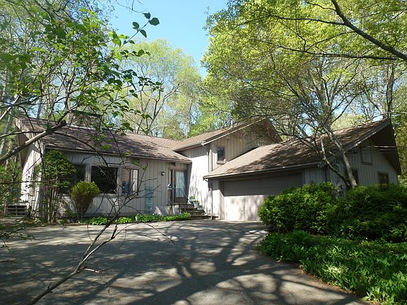 2nd image of 9 Heritage Hill Dr