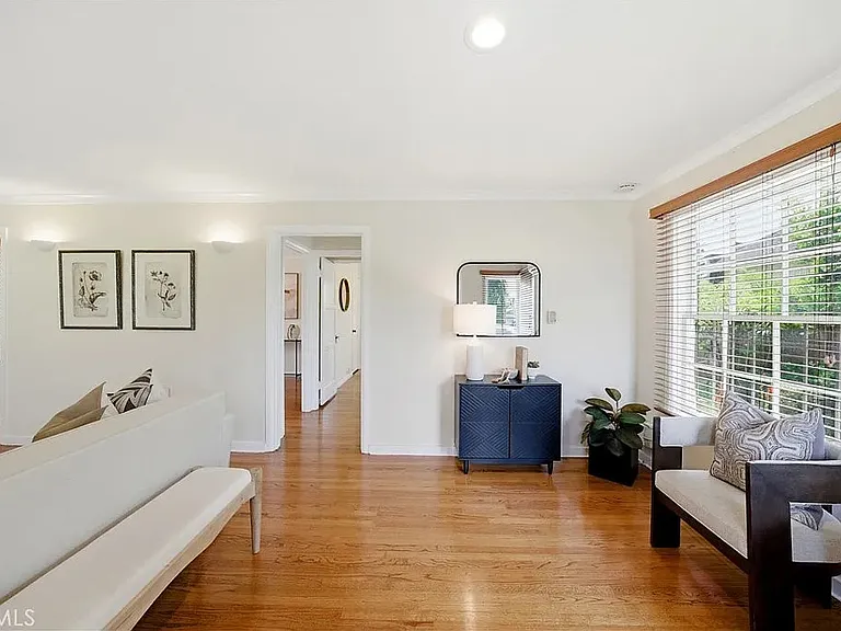 626 Temple Ave — Photo 3