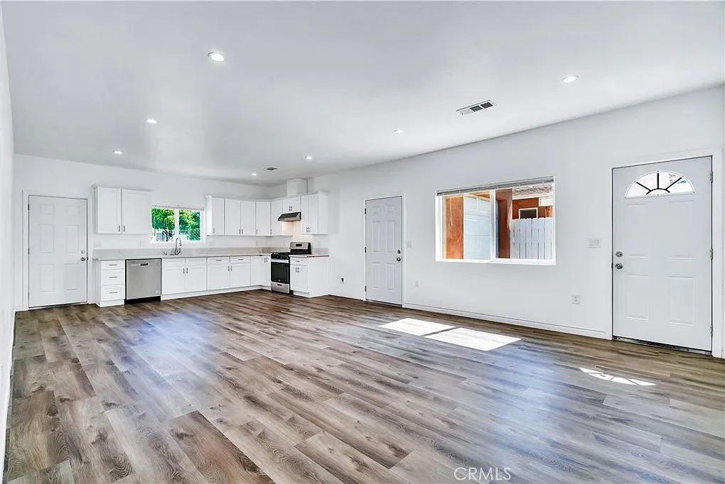 3 bed, 1200 sqft, $3,100 — Photo 4