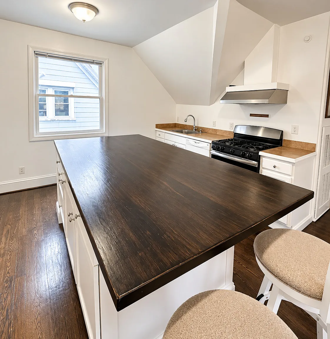 2 bed, 1.0 bath, 3257 sqft, $1,800 — Photo 3