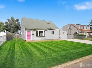 11 Kendall Dr, Parlin, NJ 08859