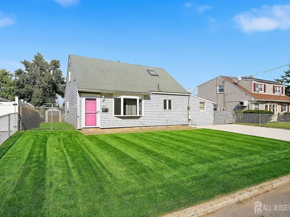 11 Kendall Dr, Parlin, NJ 08859