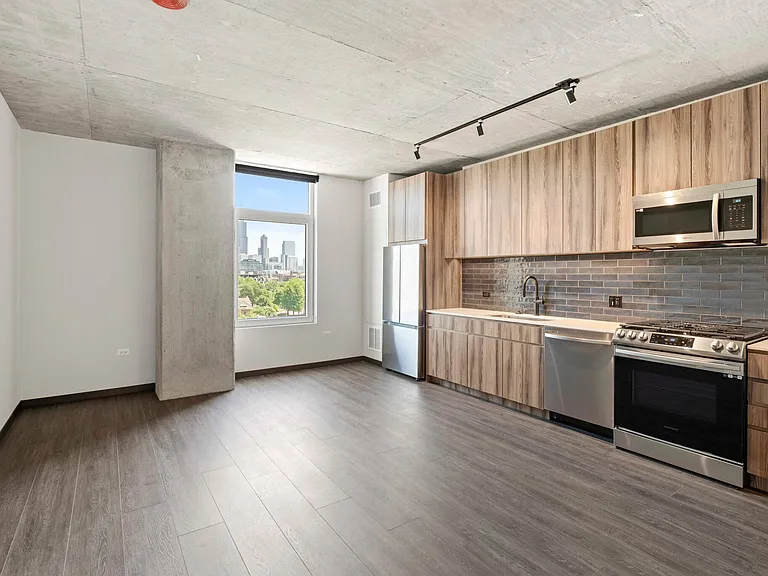 147 N Ashland Ave — Photo 2