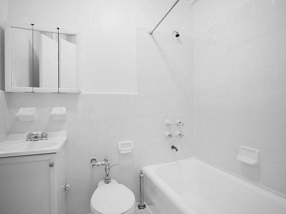 4th image of 208 W 23rd St APT 915