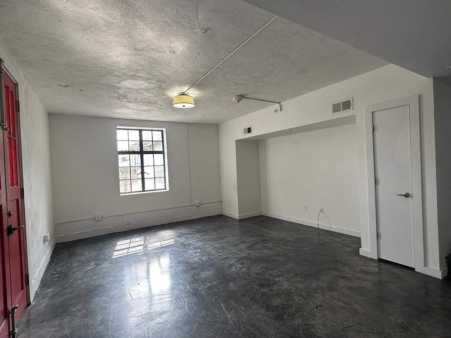 Industrial-Chic 2BR/2.5BA with Rooftop Views + Off-Street Parking in Historic Algiers Point — Photo 4
