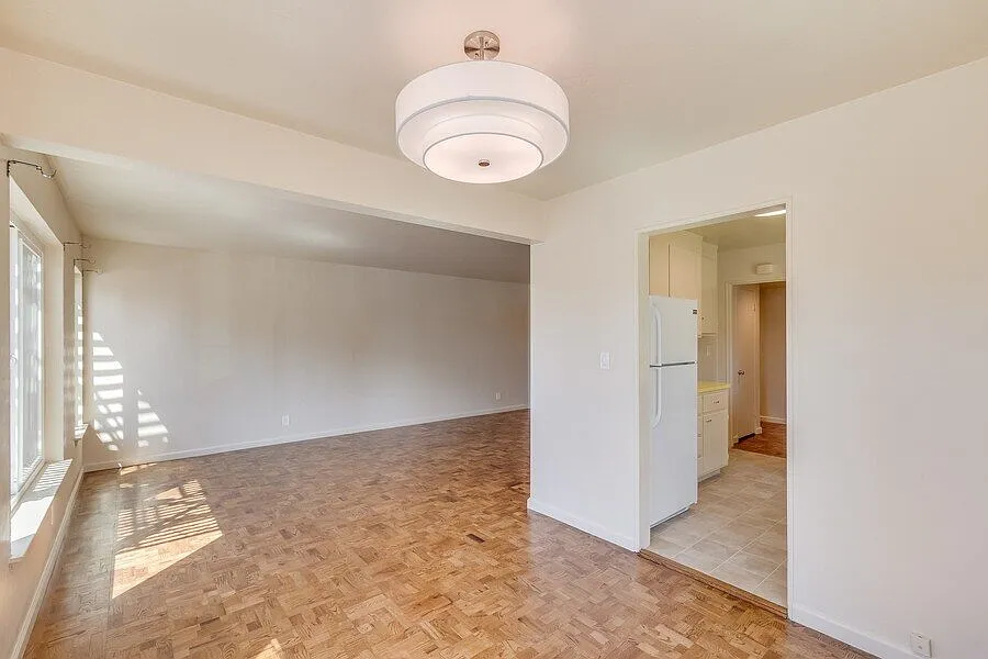 2208 Lakeshore Ave — Photo 4