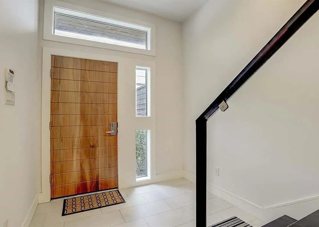 3 bed, 3.5 bath, 2416 sqft, $2,975 — Photo 3