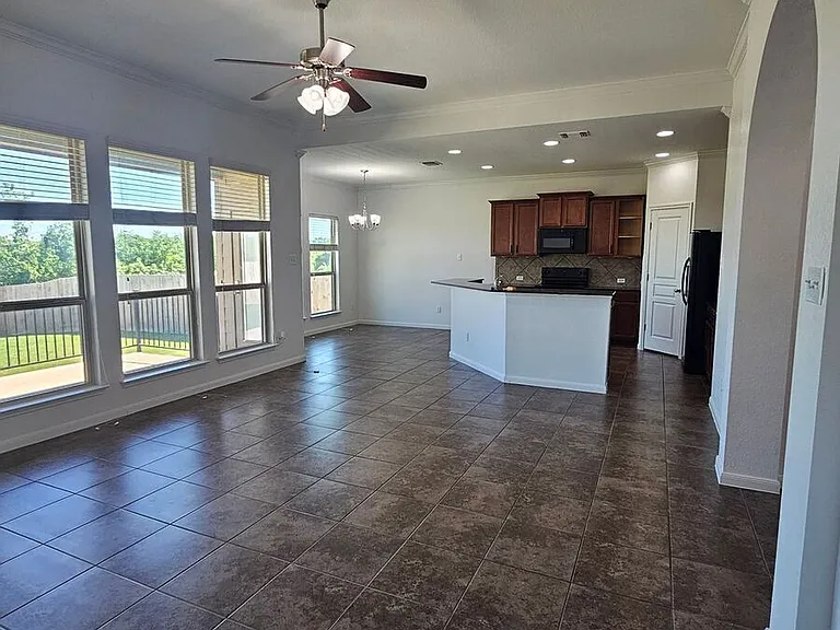 716 Glenstone Dr — Photo 2