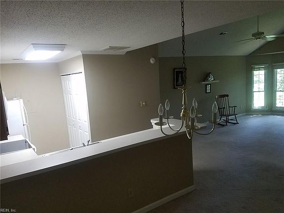 5th image of 1045 Pebblewood Dr