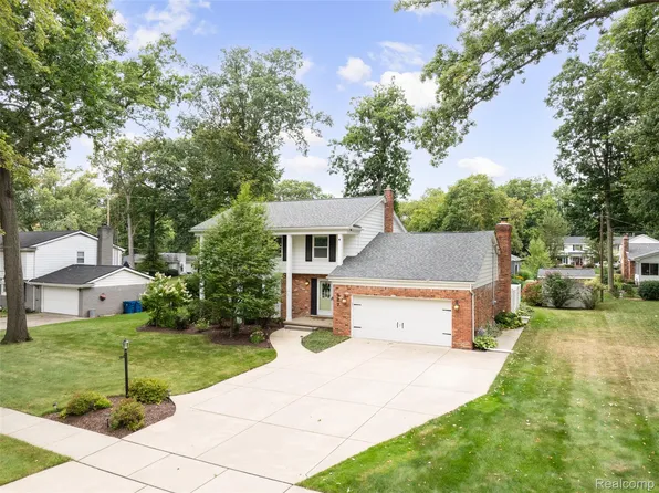 527 Greenwich Ln, Grand Blanc, MI 48439