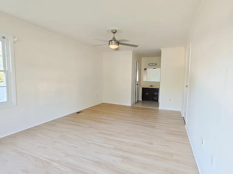 709 Fall Pl — Photo 3